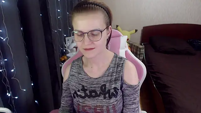 Snapshot of MissBrightShine chatting on 01-14-25, 04:18 MissBrightShine online show from 01-14-25, 04:18