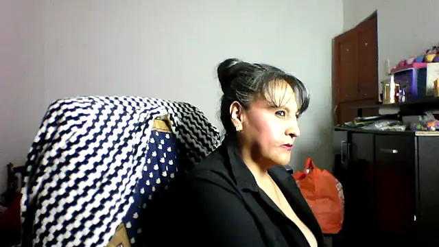 Snapshot of merlyna_goldens chatting on 05-26-26, 03:24 merlyna goldens online show from 05-26-26, 03:24