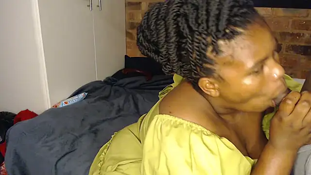 Snapshot of Pweedy-Baddie chatting on 10-06-25, 11:13 Pweedy-Baddie online show from 10-06-25, 11:13