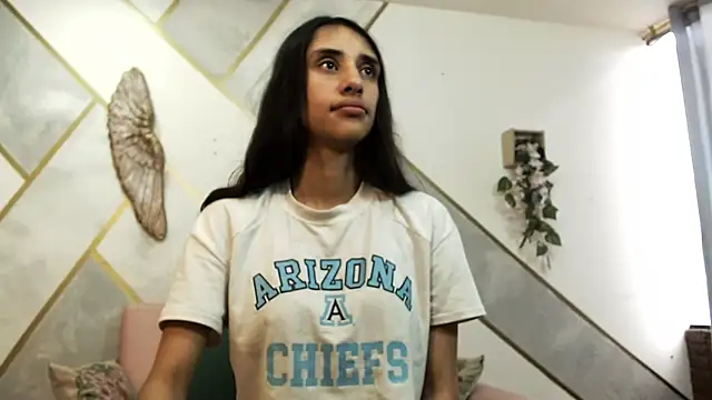 Snapshot of RoxanaCyrano_ chatting on 11-22-25, 05:56 RoxanaCyrano online show from 11-22-25, 05:56