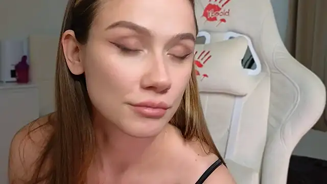 Snapshot of Madi_soon chatting on 02-14-25, 05:36 Madi soon online show from 02-14-25, 05:36