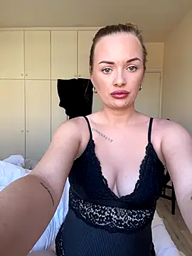 Snapshot of ElenaRebelle chatting on 10-12-25, 08:02 ElenaRebelle online show from 10-12-25, 08:02