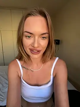 Snapshot of ElenaRebelle chatting on 07-09-26, 04:16 ElenaRebelle online show from 07-09-26, 04:16