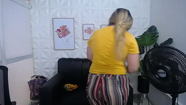 Snapshot of Valentinaa_mature chatting on 03-04-25, 08:05 Valentinaa mature online show from 03-04-25, 08:05