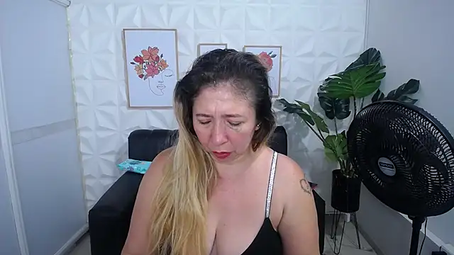 Snapshot of Valentinaa_mature chatting on 03-07-25, 12:04 Valentinaa mature online show from 03-07-25, 12:04