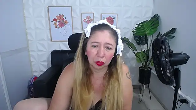 Snapshot of Valentinaa_mature chatting on 03-23-25, 12:04 Valentinaa mature online show from 03-23-25, 12:04