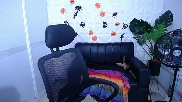 Snapshot of Valentinaa_mature chatting on 10-10-25, 09:41 Valentinaa mature online show from 10-10-25, 09:41
