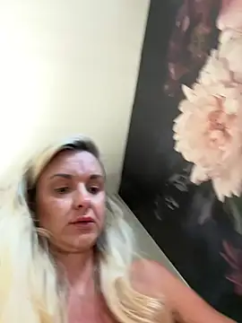 Snapshot of Bella-Tight chatting on 08-03-26, 12:43 Bella-Tight online show from 08-03-26, 12:43